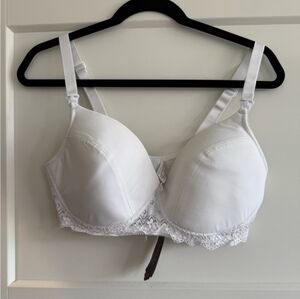 EVANESSE Elegant White Lace Trim Bra